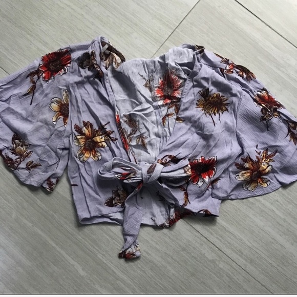 Lulu’s Lavender Floral Tie Front Top - Picture 2 of 3